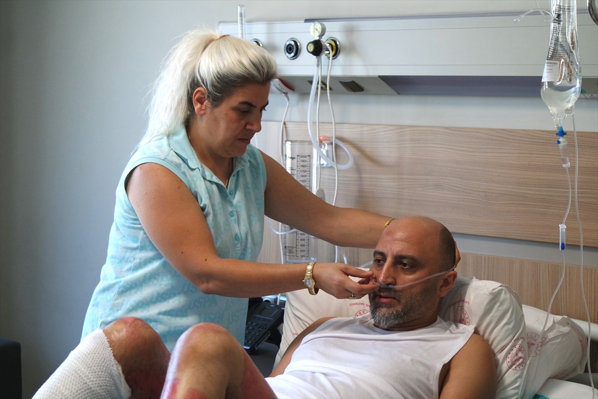 Bursa'da mangal jeliyle semaveri tutuşturmaya çalışan 48 yaşındaki Necdet Özdemir, jelin alev...