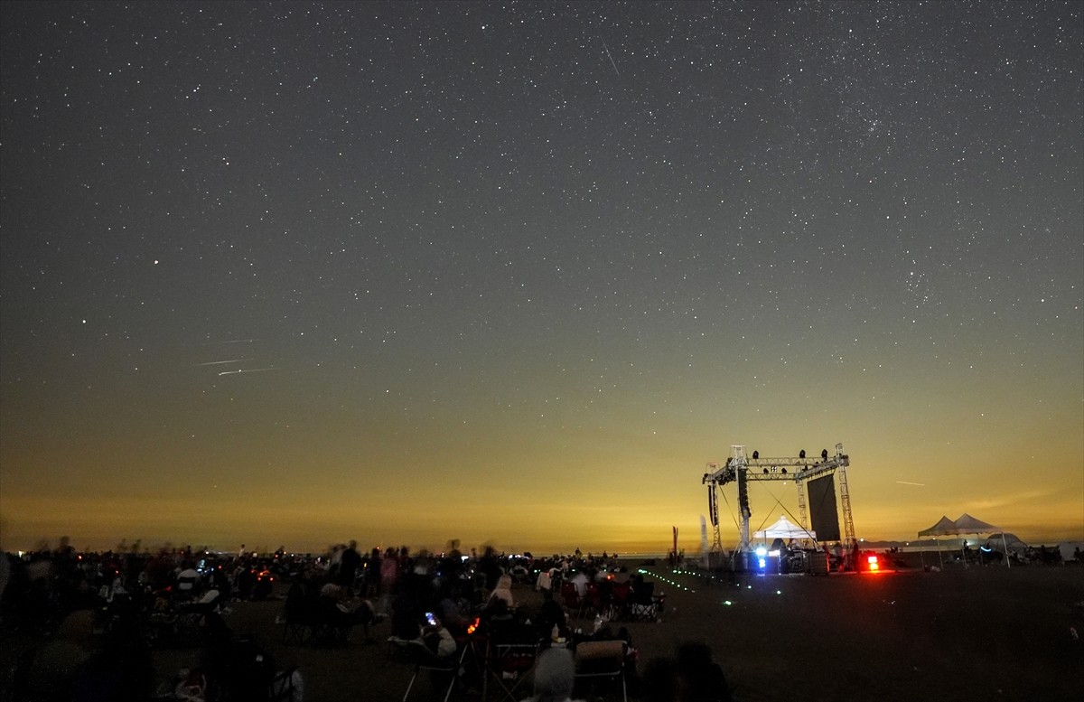 Bursa'nın Karacabey ilçesinde binlerce kişi "Perseid meteor yağmuru"nu gözlemledi. Sosyal medya...