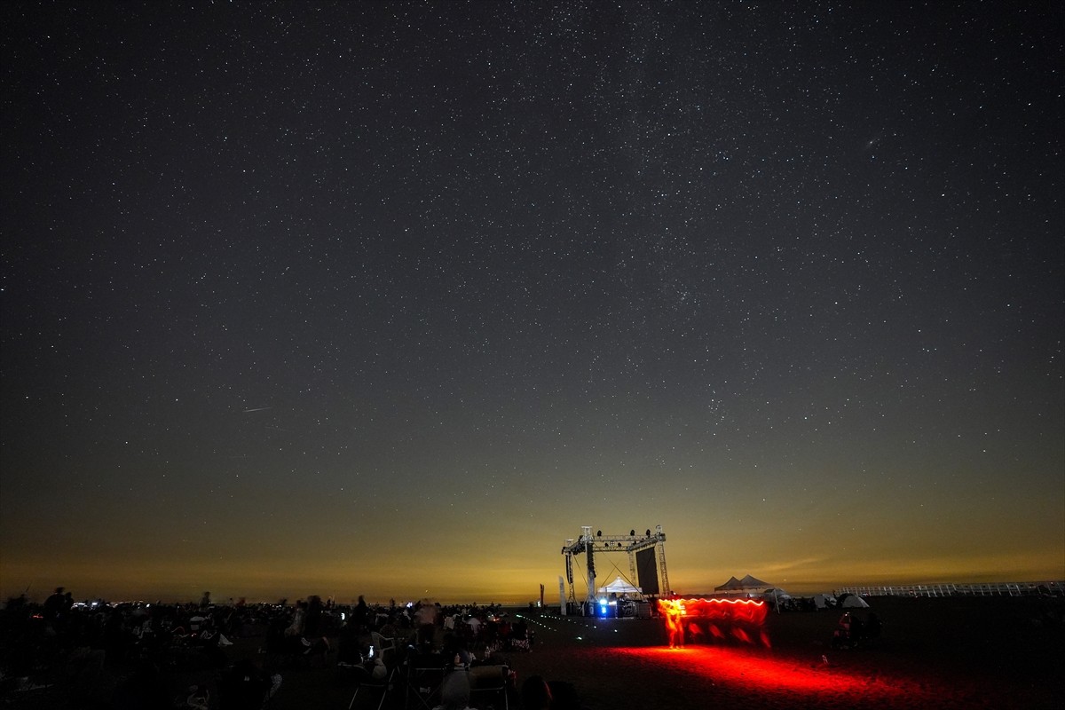 Bursa'nın Karacabey ilçesinde binlerce kişi "Perseid meteor yağmuru"nu gözlemledi. Sosyal medya...