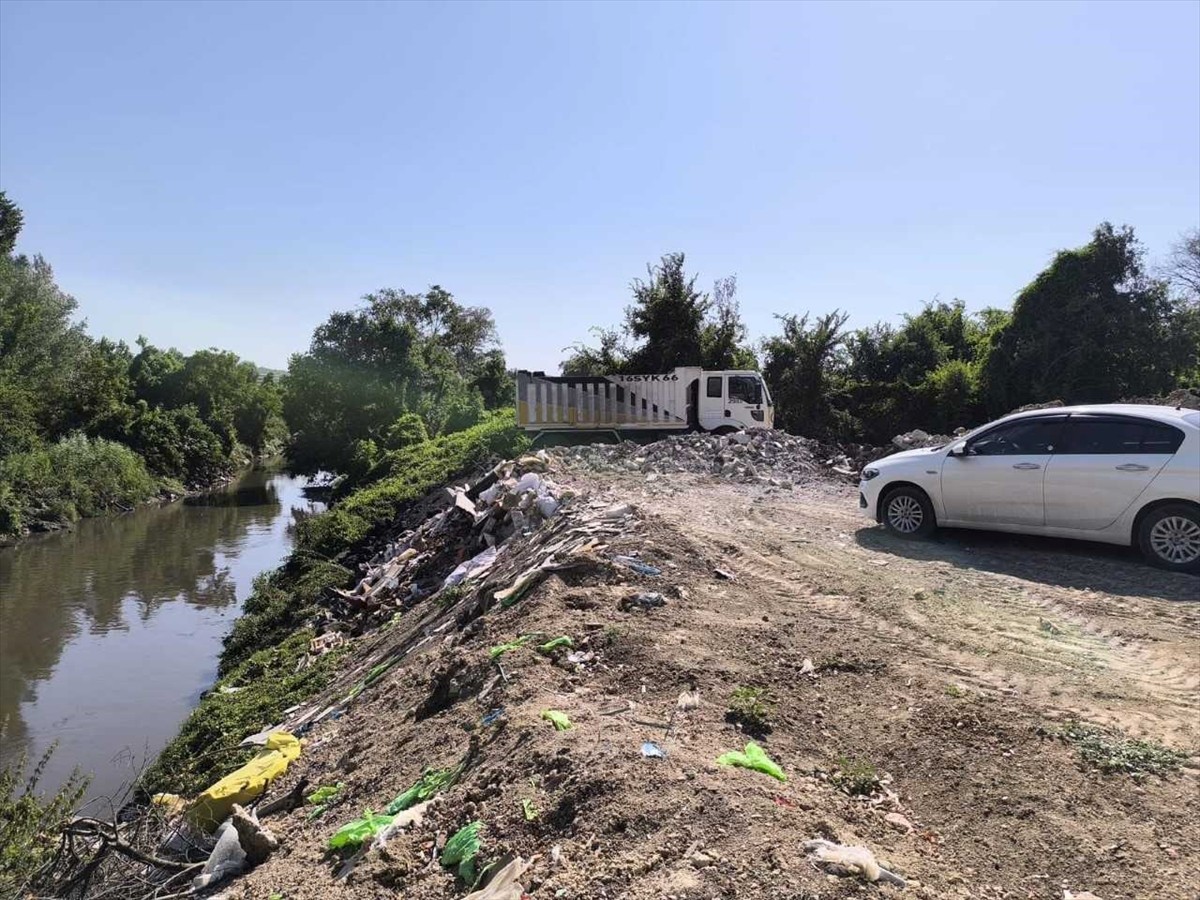 Bursa'nın merkez Osmangazi ilçesinde izinsiz hafriyat ve moloz döken kişilere 375 bin lira idari...