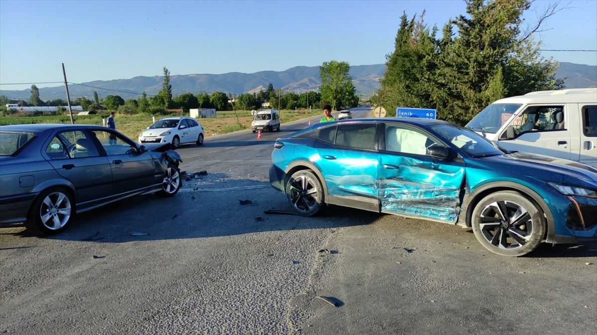 Bursa'nın Orhangazi ilçesinde 3 aracın karıştığı zincirleme trafik kazasında 2 kişi...
