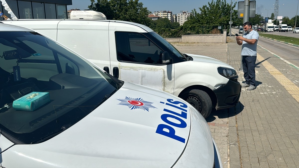 Bursa'nın Yıldırım ilçesinde bir kahvehaneye tüfekle ateş açtıktan bir süre sonra trafik...