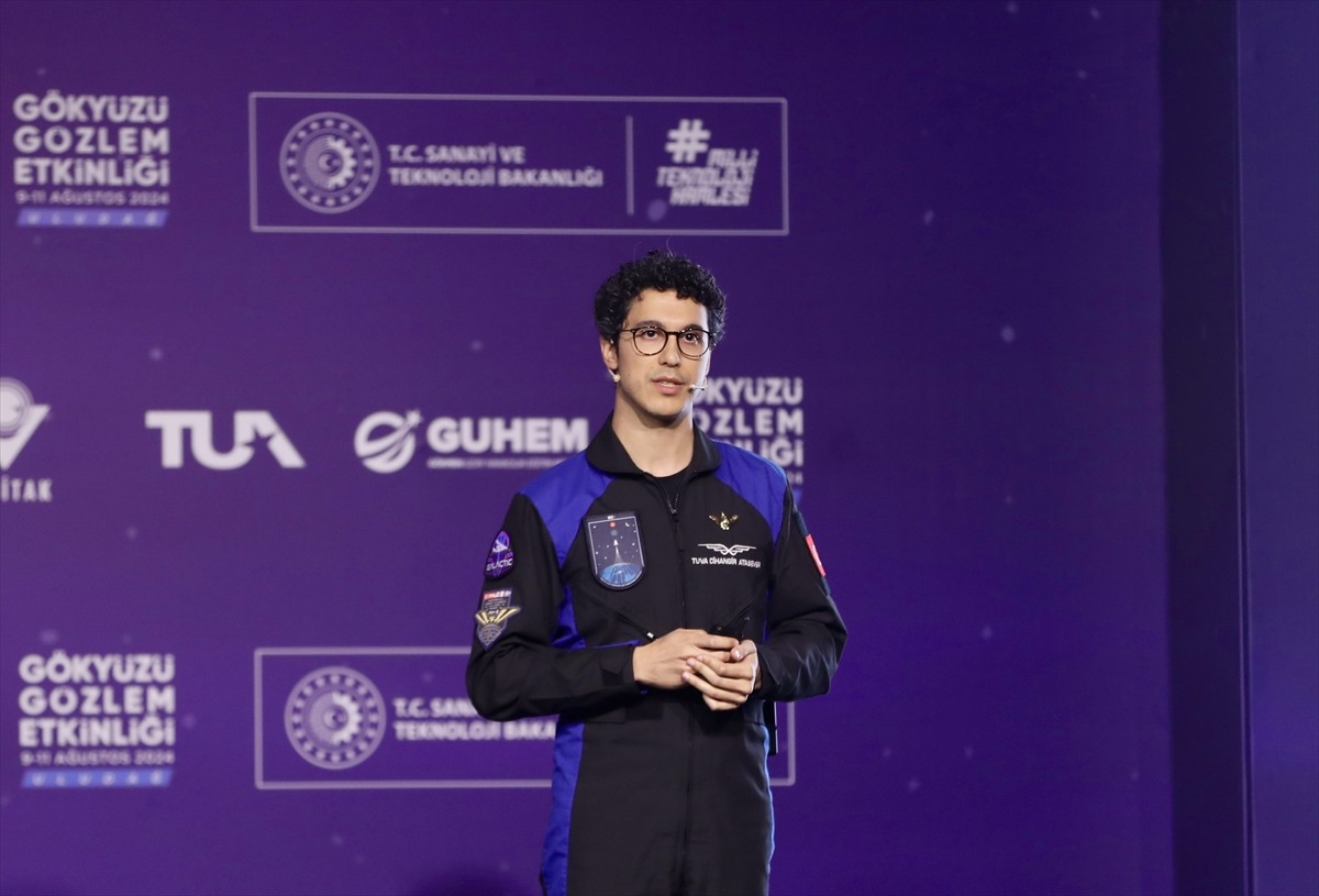 Bursa Uludağ'da düzenlenen TÜBİTAK'ın 26. Gökyüzü Gözlem Etkinliği ikinci gününde de etkinliklerle...