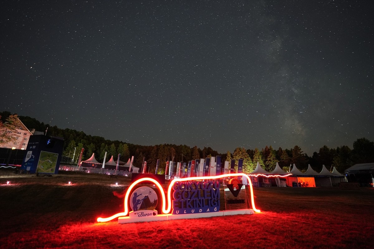 Bursa Uludağ'da TÜBİTAK'ın 26. Gökyüzü Gözlem Etkinliği başladı. Kirazlıyayla mevkiinde kurulan...