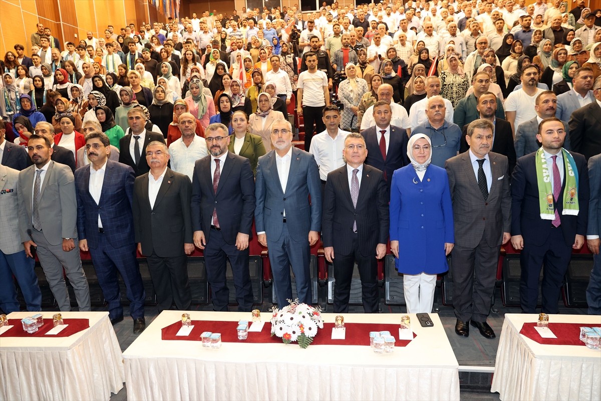 Çalışma ve Sosyal Güvenlik Bakanı Vedat Işıkhan, Sivas'ta Fidan Yazıcıoğlu Kültür Merkezi'nde...