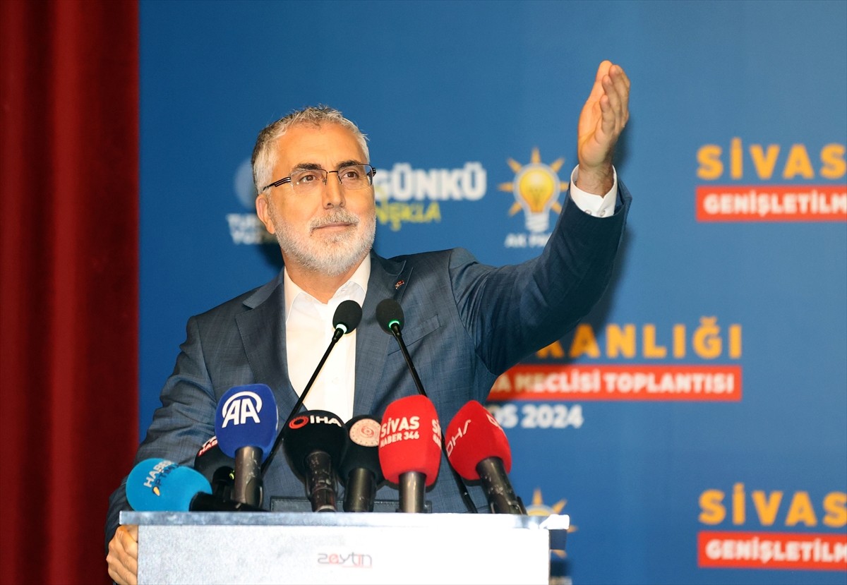 Çalışma ve Sosyal Güvenlik Bakanı Vedat Işıkhan, Sivas'ta Fidan Yazıcıoğlu Kültür Merkezi'nde...