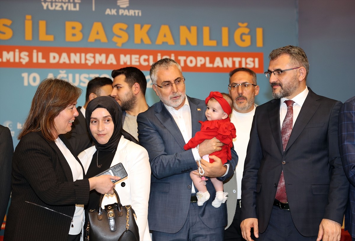 Çalışma ve Sosyal Güvenlik Bakanı Vedat Işıkhan, Sivas'ta Fidan Yazıcıoğlu Kültür Merkezi'nde...