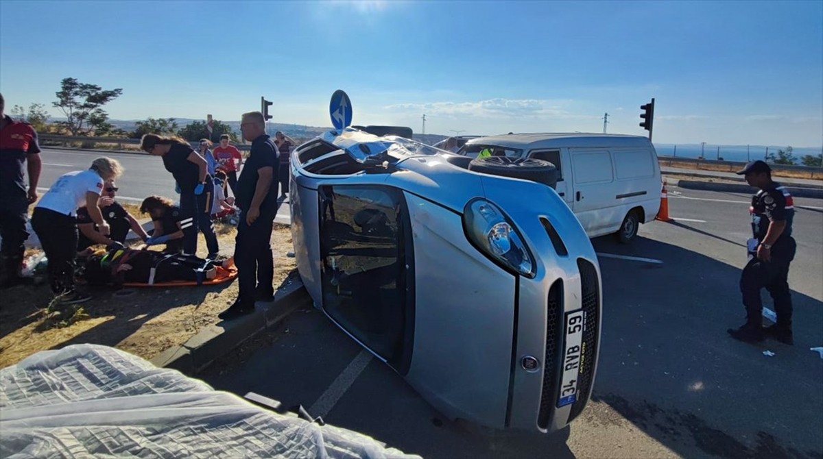 Çanakkale'nin Gelibolu ilçesinde iki aracın çarpışması sonucu 7 kişi yaralandı. Kaza yerine polis...