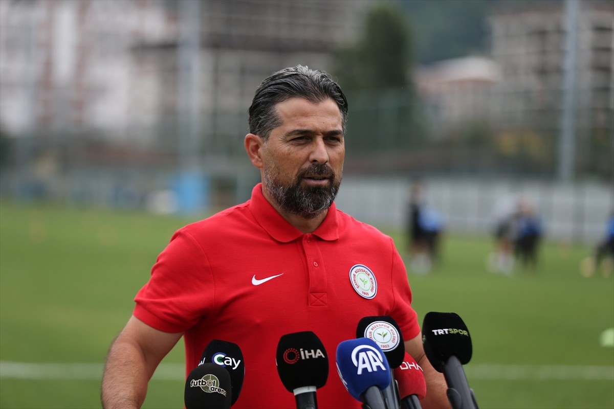 Çaykur Rizespor Teknik Direktörü İlhan Palut, Mehmet Cengiz Tesisleri'nde gazetecilere açıklamada...