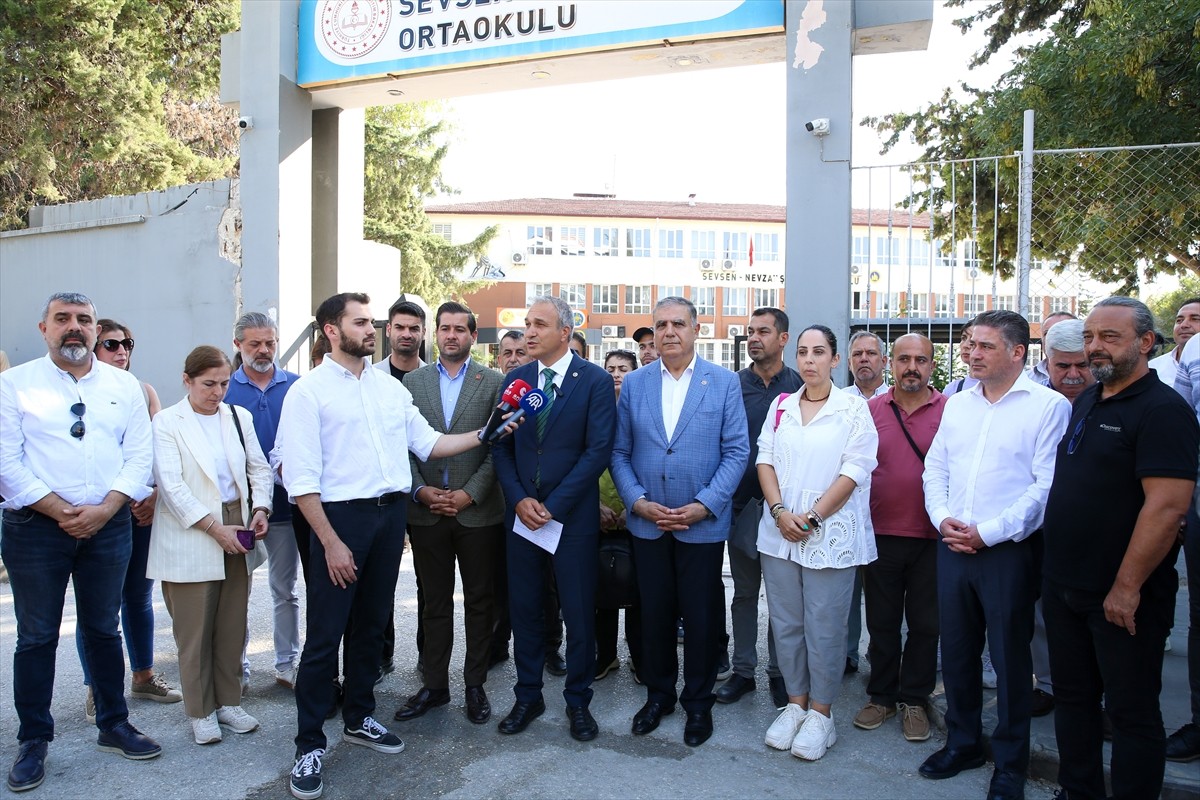 CHP Genel Başkan Yardımcısı Suat Özçağdaş (sağ4), bir dizi ziyaret için geldiği Hatay'da, eğitim...
