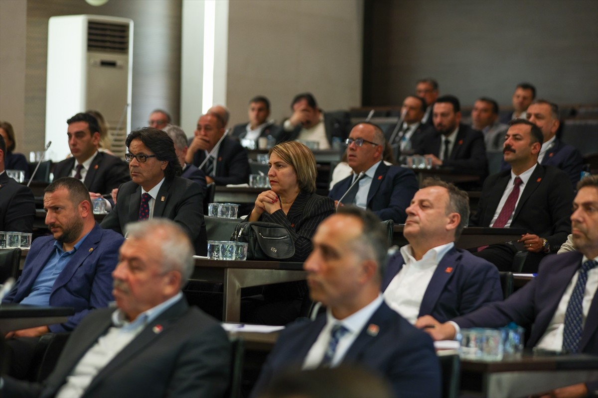 CHP Genel Başkanı Özgür Özel başkanlığındaki İl Başkanları Toplantısı başladı. Özel, toplantıda...