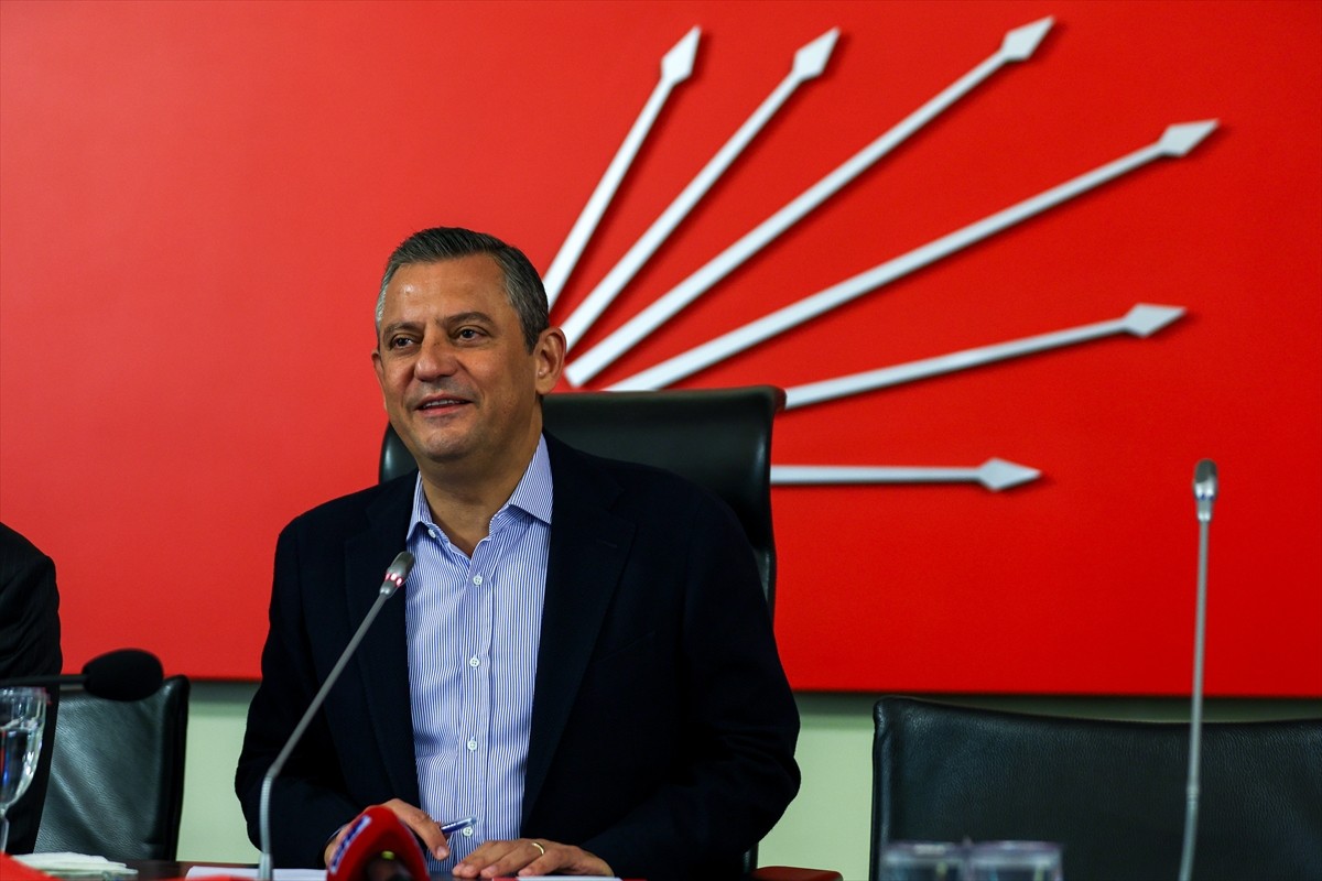 CHP Genel Başkanı Özgür Özel başkanlığındaki İl Başkanları Toplantısı başladı. Özel, toplantıda...