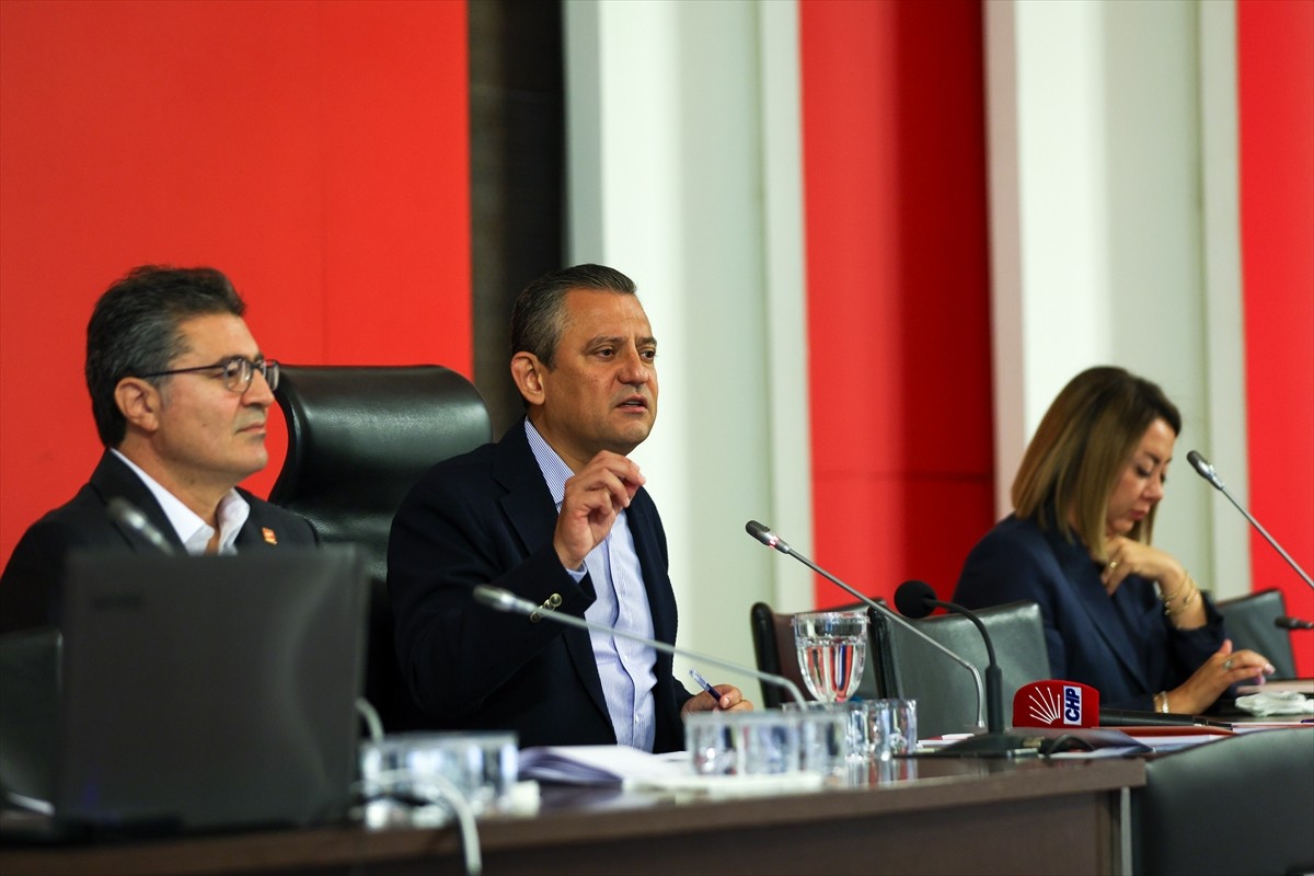 CHP Genel Başkanı Özgür Özel başkanlığındaki İl Başkanları Toplantısı başladı. Özel, toplantıda...