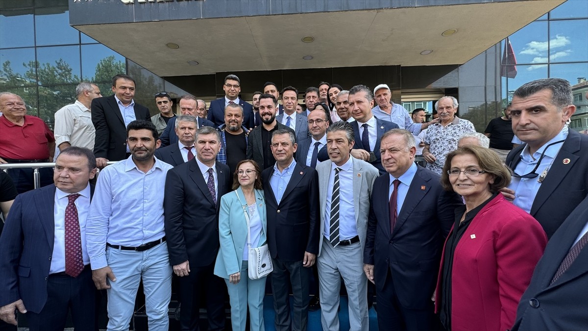 CHP Genel Başkanı Özgür Özel, Burdur'da düzenlenen partisinin il belediye başkanları toplantısına...