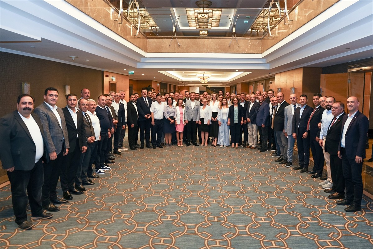 CHP Genel Başkanı Özgür Özel, CHP Kadın Kolları 15. Olağan Kurultayı öncesinde başkan adayları ve...