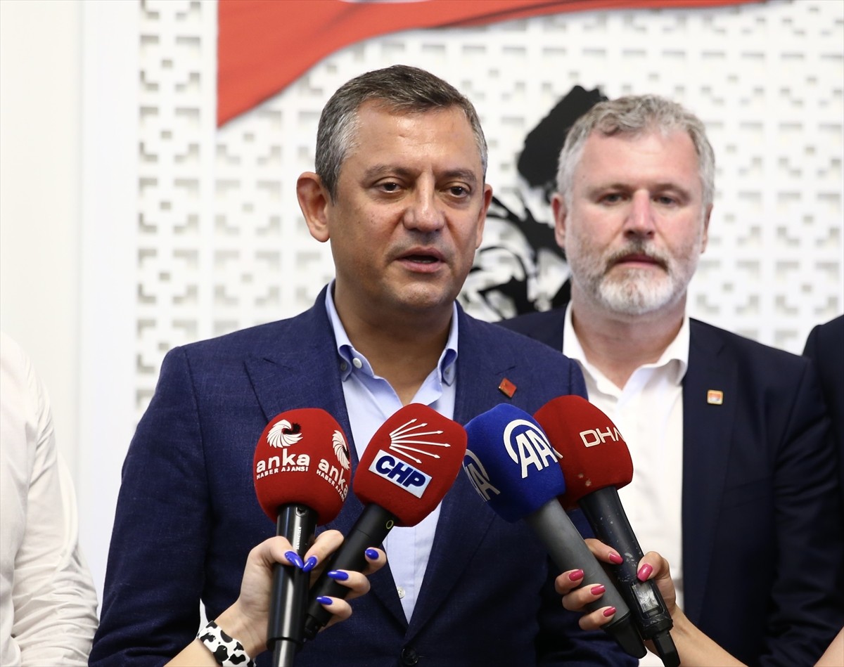 CHP Genel Başkanı Özgür Özel, Giresun'da Bulancak Belediyesi'ni ziyaretinin ardından gazetecilerin...