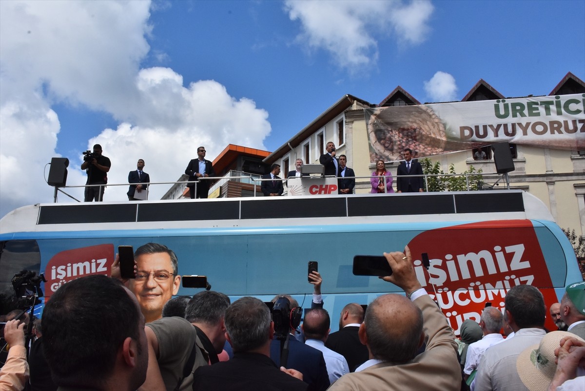 CHP Genel Başkanı Özgür Özel, partisince Giresun'daki Atatürk Meydanı'nda düzenlenen "fındık...
