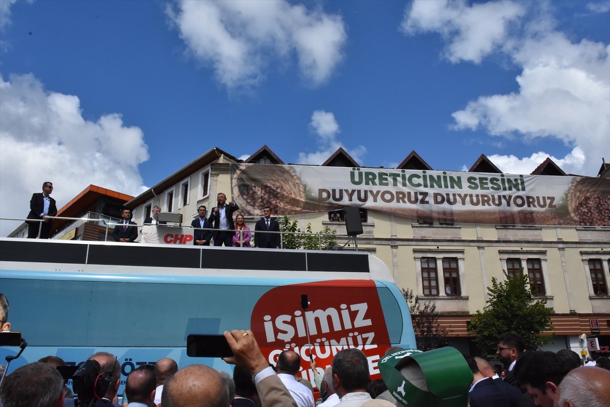 CHP Genel Başkanı Özgür Özel, partisince Giresun'daki Atatürk Meydanı'nda düzenlenen "fındık...