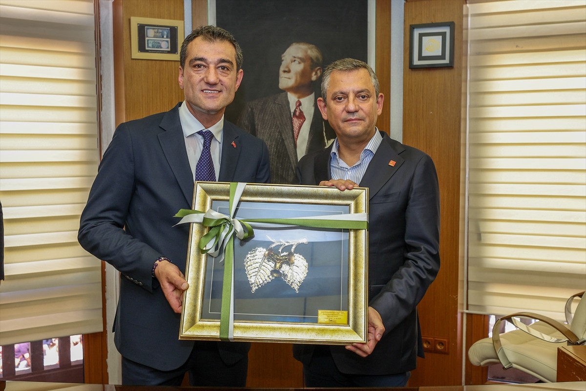 CHP Genel Başkanı Özgür Özel, partisince Giresun'daki Atatürk Meydanı'nda düzenlenen "fındık...