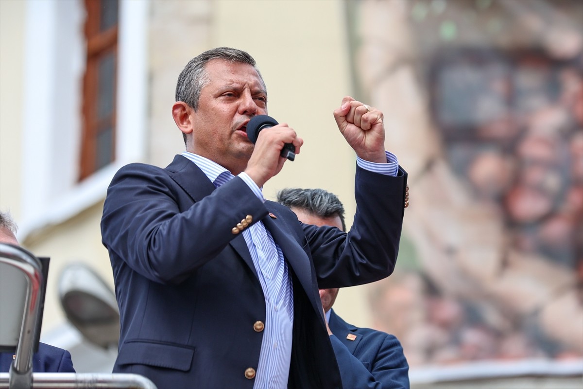 CHP Genel Başkanı Özgür Özel, partisince Giresun'daki Atatürk Meydanı'nda düzenlenen "fındık...