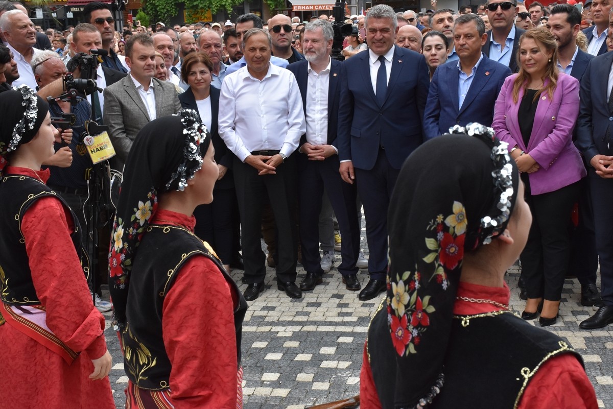 CHP Genel Başkanı Özgür Özel, partisinin Giresun İl Başkanlığını ziyaret etti. Özel'e ziyaret...