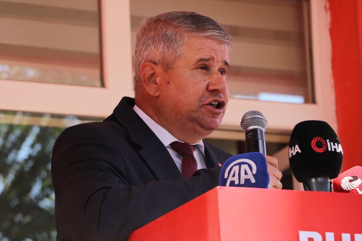 CHP Genel Başkanı Özgür Özel, partisinin il belediye başkanları toplantısı için Burdur'a gelen...