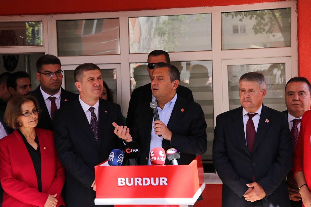 CHP Genel Başkanı Özgür Özel, partisinin il belediye başkanları toplantısı için Burdur'a gelen...