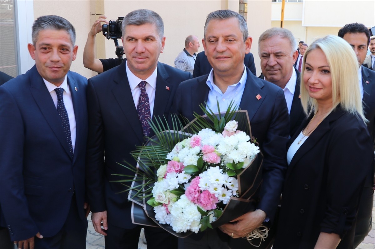 CHP Genel Başkanı Özgür Özel, partisinin il belediye başkanları toplantısı için Burdur'a gelen...