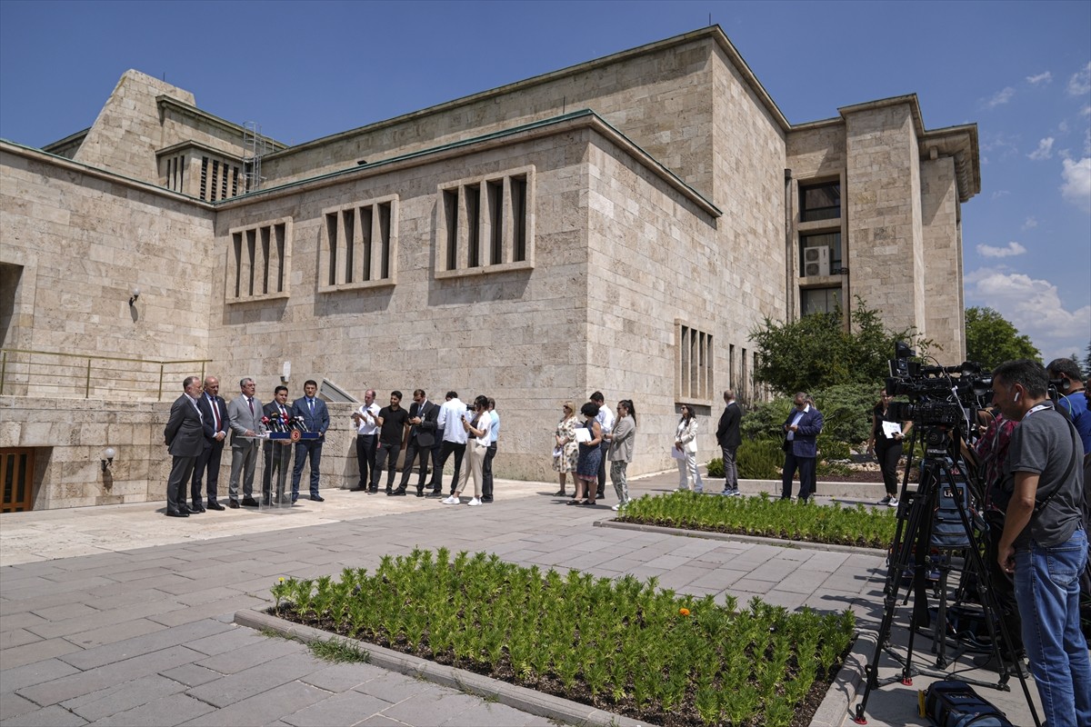 CHP Grup Başkanvekili Gökhan Günaydın (ortada), DEM Parti Grup Başkanvekili Sezai Temelli (solda)...