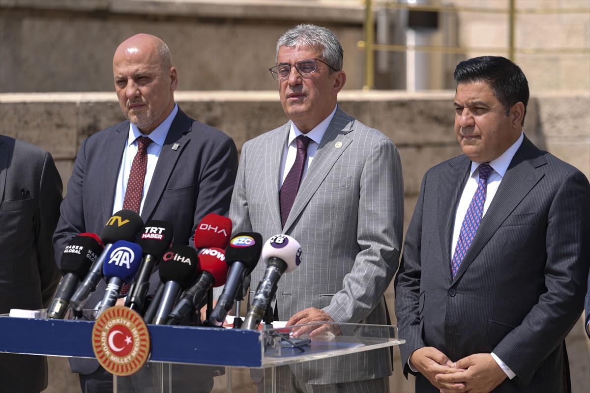 CHP Grup Başkanvekili Gökhan Günaydın (ortada), DEM Parti Grup Başkanvekili Sezai Temelli (solda)...
