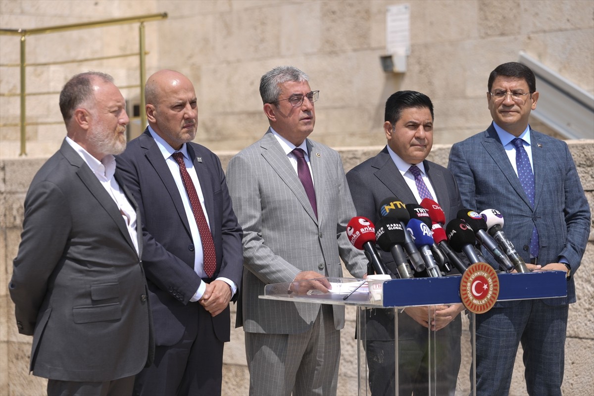 CHP Grup Başkanvekili Gökhan Günaydın (ortada), DEM Parti Grup Başkanvekili Sezai Temelli (solda)...