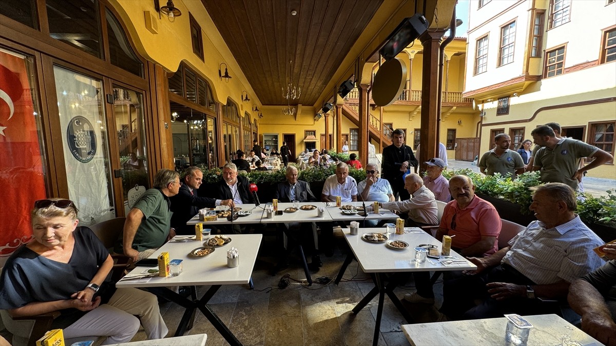 Çorum'da yaklaşık 75 yıl hekimlik yapan ve 100 yaşına giren Doktor Rıfat Patır'ın (fotoğrafta)...