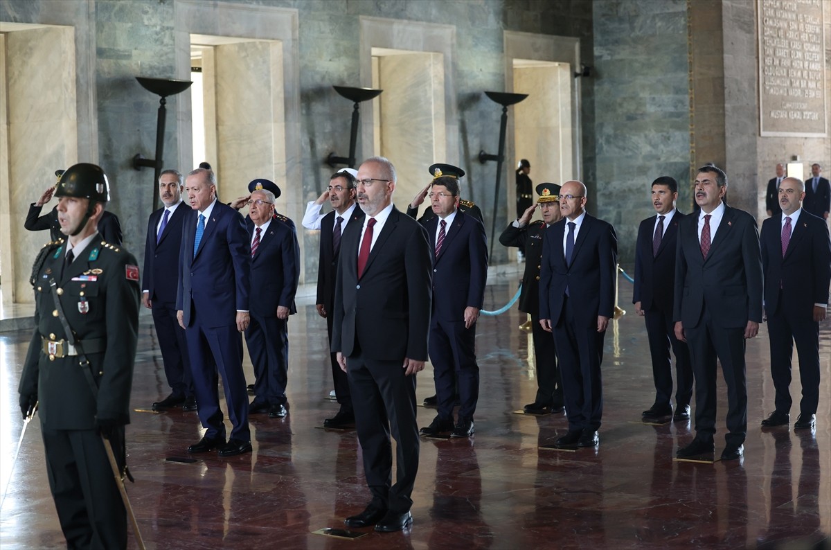 Cumhurbaşkanı Recep Tayyip Erdoğan başkanlığındaki Yüksek Askeri Şura (YAŞ) üyeleri Anıtkabir'i...