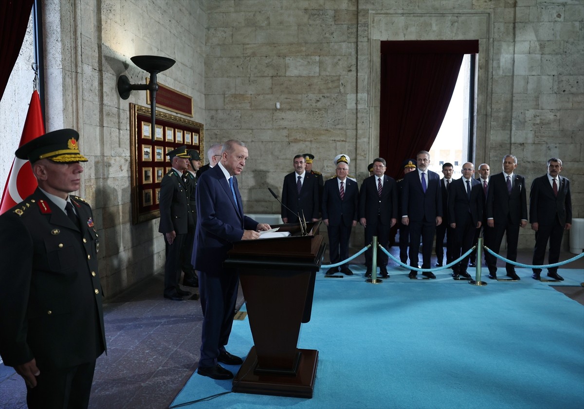 Cumhurbaşkanı Recep Tayyip Erdoğan başkanlığındaki Yüksek Askeri Şura (YAŞ) üyeleri Anıtkabir'i...