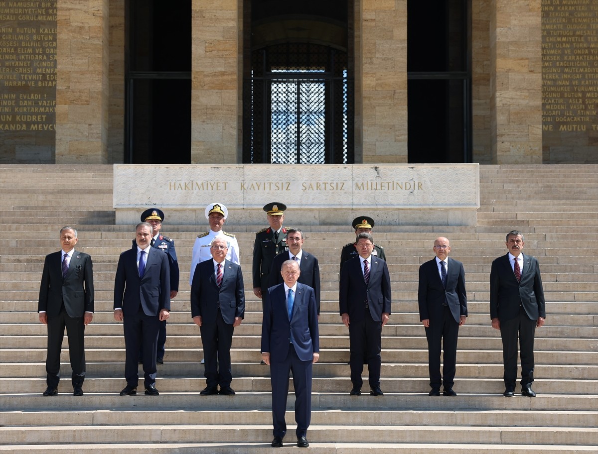 Cumhurbaşkanı Recep Tayyip Erdoğan başkanlığındaki Yüksek Askeri Şura (YAŞ) üyeleri Anıtkabir'i...