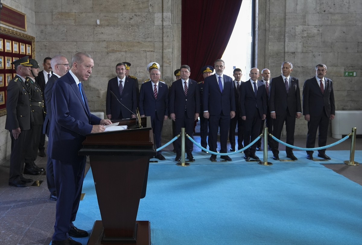 Cumhurbaşkanı Recep Tayyip Erdoğan başkanlığındaki Yüksek Askeri Şura (YAŞ) üyeleri Anıtkabir'i...