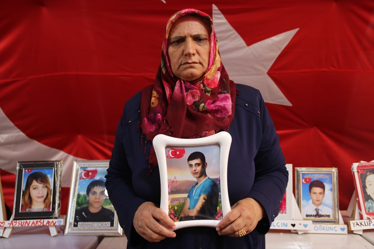 Dağa kaçırılan çocukları için eski HDP il binası önünde oturma eylemi yapan Diyarbakır anneleri...