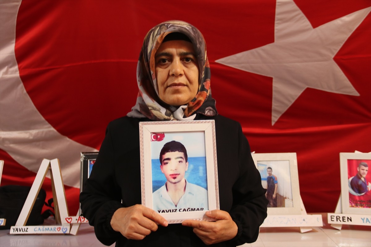 Dağa kaçırılan çocukları için eski HDP il binası önünde oturma eylemi yapan Diyarbakır anneleri...