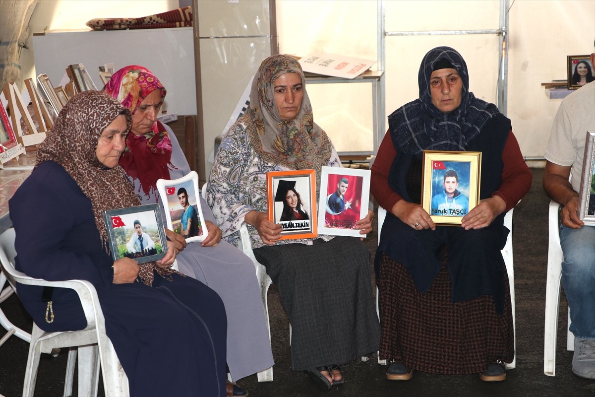 Dağa kaçırılan çocukları için eski HDP il binası önünde oturma eylemi yapan Diyarbakır anneleri...