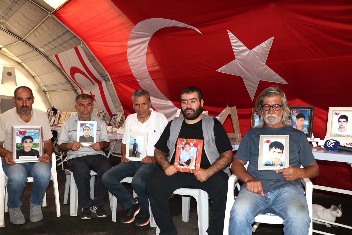 Dağa kaçırılan çocukları için eski HDP il binası önünde oturma eylemi yapan Diyarbakır anneleri...