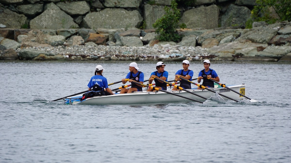 Deniz Küreği Türkiye Şampiyonası, 14 kulüpten 250 sporcunun katılımıyla Rize'de başladı.