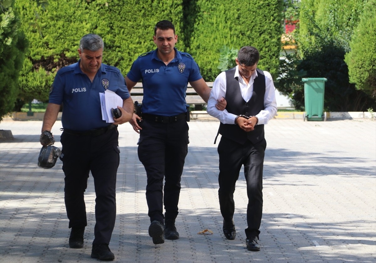 Denizli'de 2 otomobili çaldığı ve bir evden hırsızlık yaptığı şüphesiyle gözaltına alınan şüpheli...