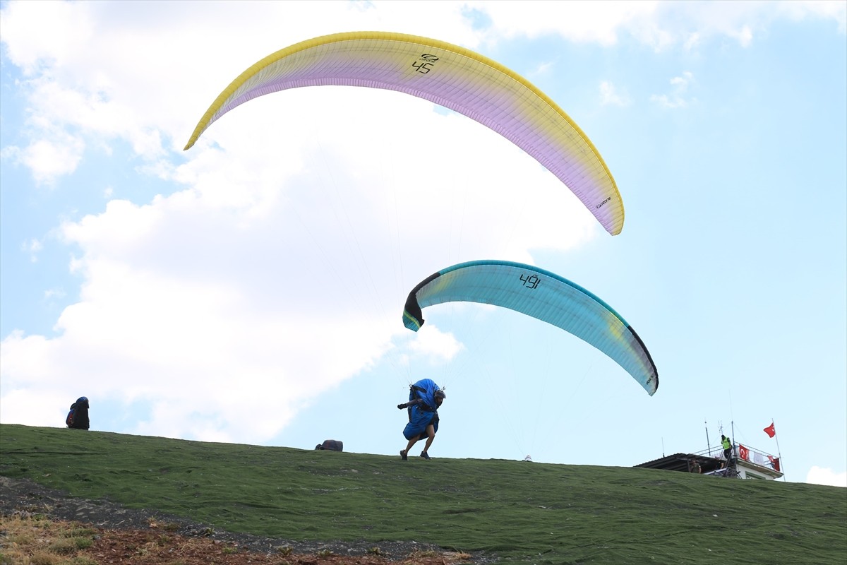 Denizli'nin Çameli ilçesindeki 2 bin 150 rakımlı Yaylacık Dağı'nda düzenlenen 2024 Yamaç Paraşütü...