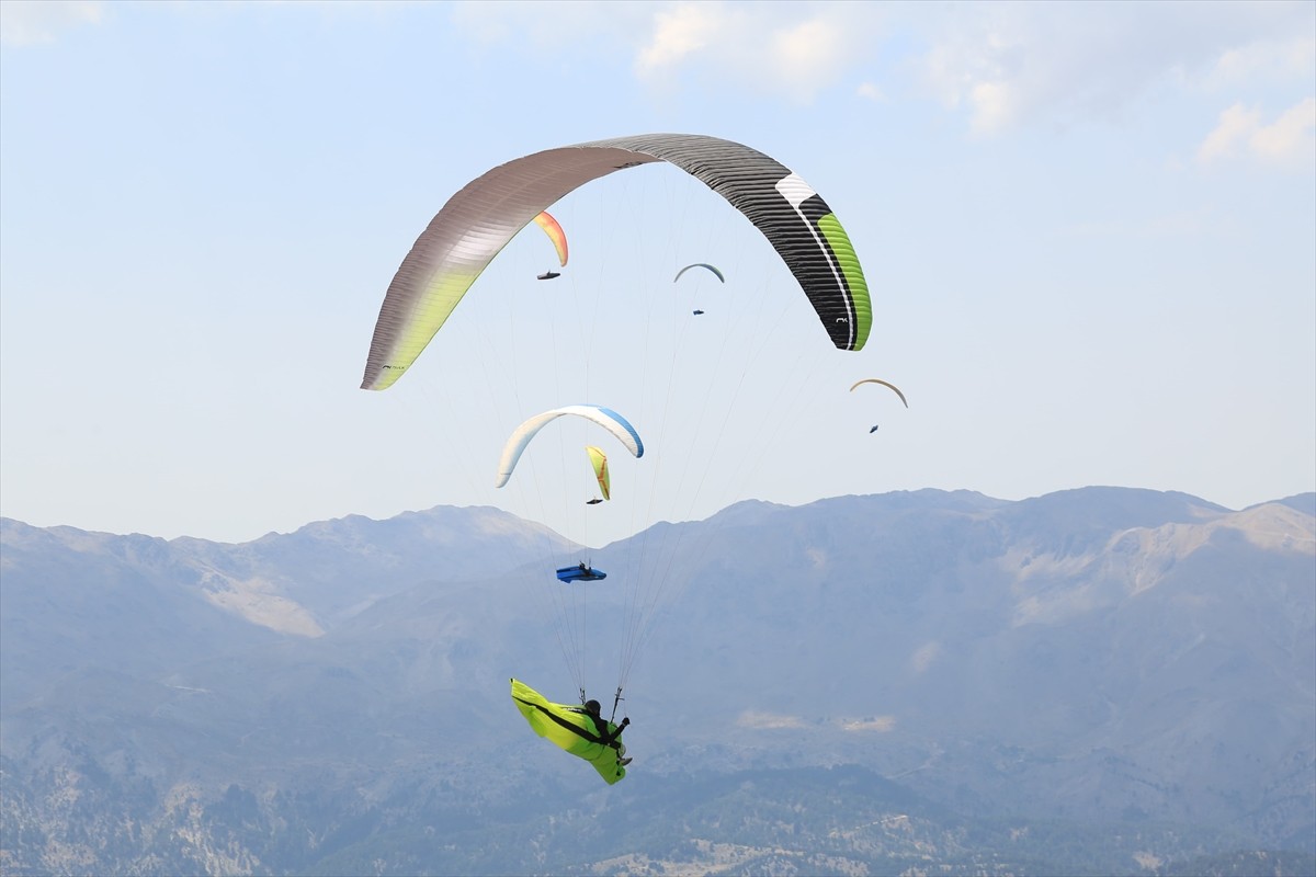 Denizli'nin Çameli ilçesindeki 2 bin 150 rakımlı Yaylacık Dağı'nda düzenlenen 2024 Yamaç Paraşütü...