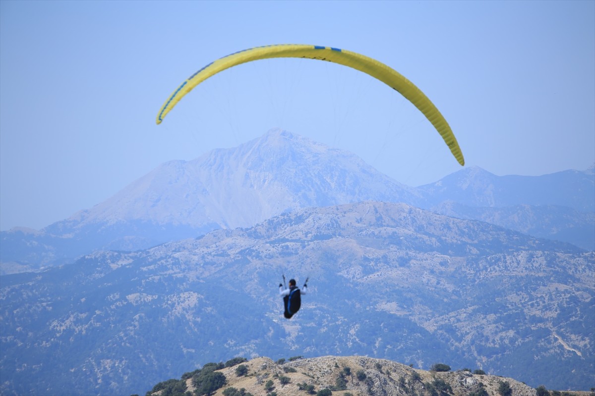 Denizli'nin Çameli ilçesindeki 2 bin 150 rakımlı Yaylacık Dağı'nda düzenlenen 2024 Yamaç Paraşütü...