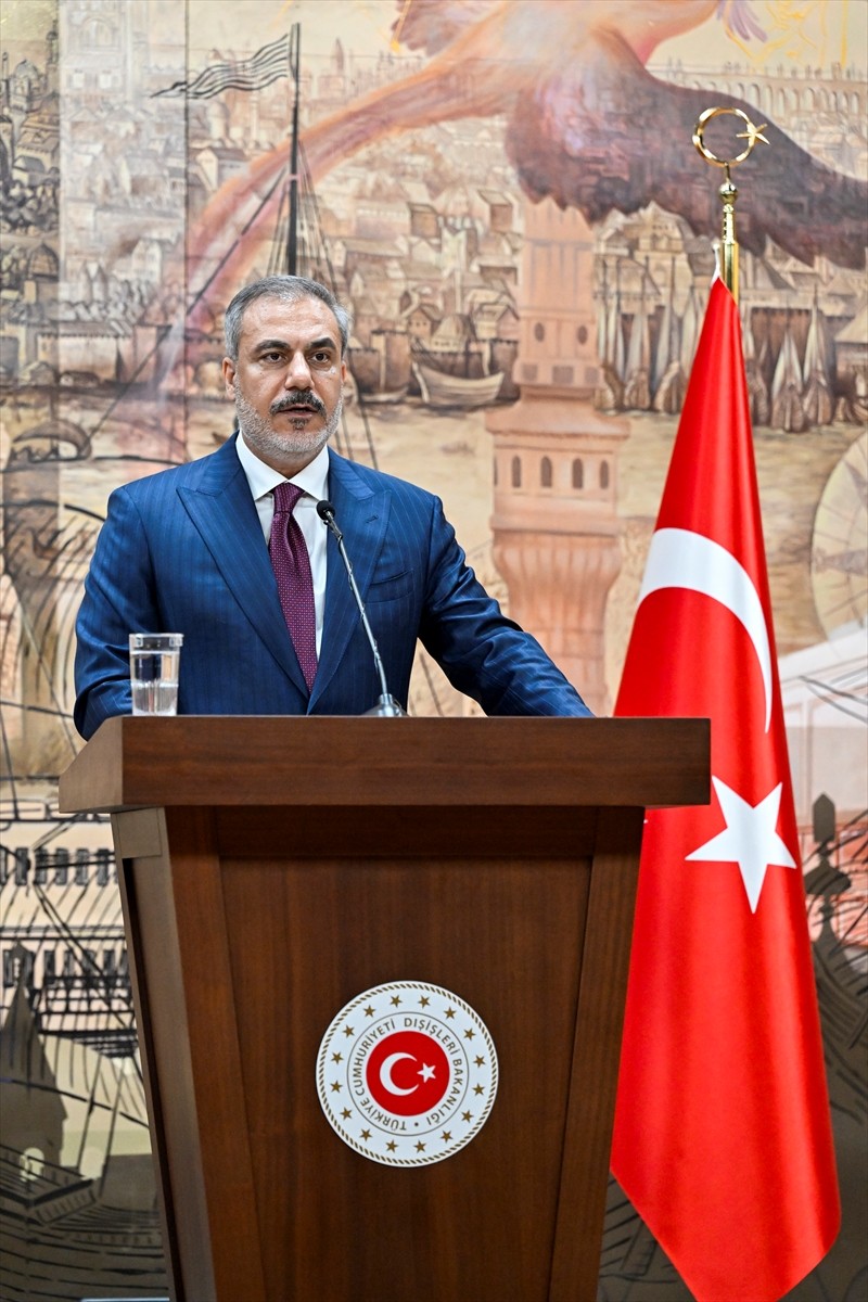 Dışişleri Bakanı Hakan Fidan (sağda) ve Karadağ Başbakan Yardımcısı ve Dışişleri Bakanı Ervin...