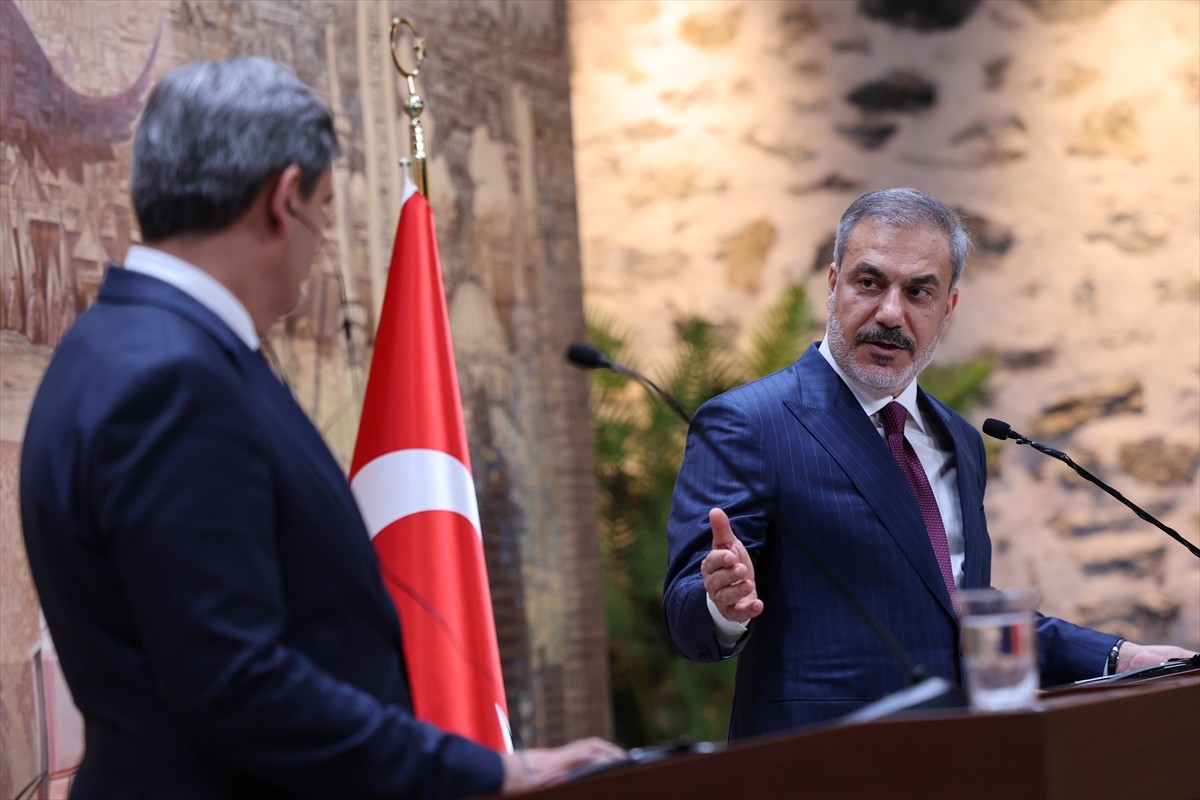 Dışişleri Bakanı Hakan Fidan (sağda) ve Karadağ Başbakan Yardımcısı ve Dışişleri Bakanı Ervin...