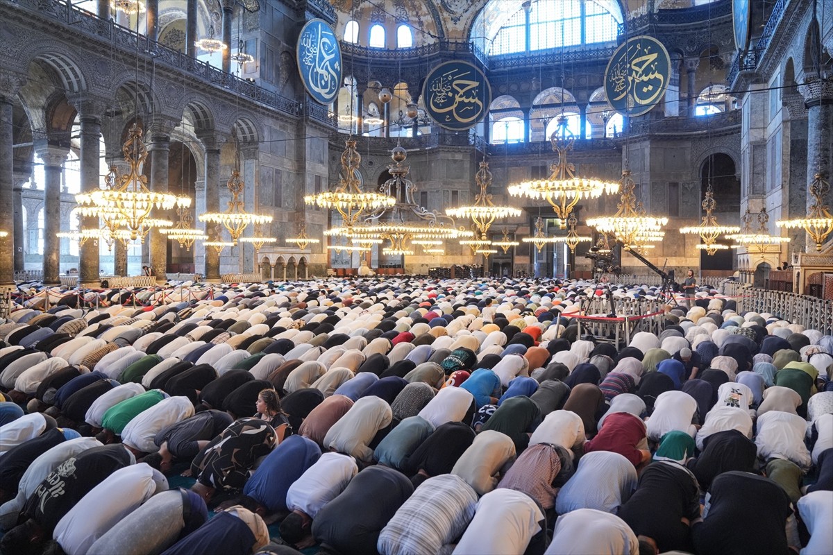  Diyanet İşleri Başkanı Prof. Dr. Ali Erbaş, Ayasofya-i Kebir Cami-i Şerifi'nde cuma namazında...