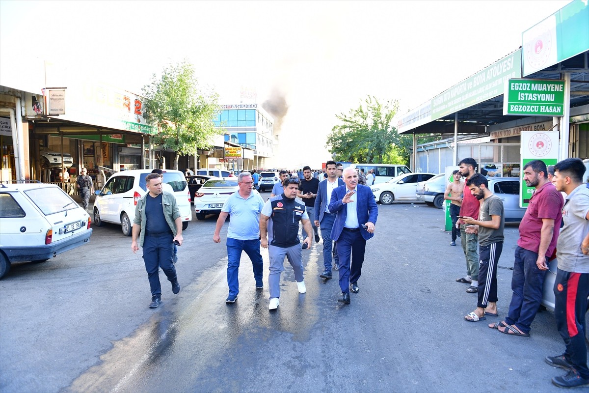 Diyarbakır'da 2. Sanayi Sitesi'ndeki 4 iş yerinde etkili olan yangın ekiplerin müdahalesiyle...