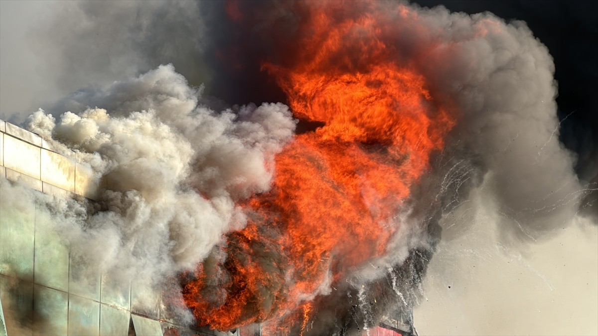 Diyarbakır'da 2. Sanayi Sitesi'ndeki 4 iş yerinde etkili olan yangına müdahale ediliyor.